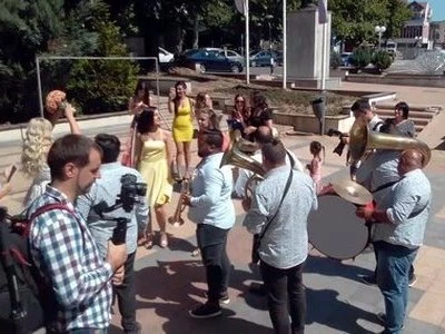 Veselje nakon venčanja uz trubače Lepo veselje nakon venčanja uz trubače