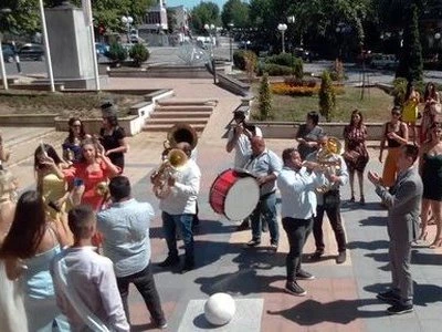 Trubači sviraju pesme po željama svatova Trubači sviraju pesme po željama svatova