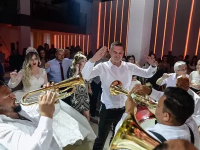 Slavljenici se vesele uz trubačku muziku Slavljenici se vesele uz trubačku muziku