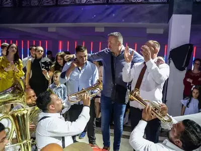 Najveći hitovi trubačke muzike za odlično raspoloženje Gosti se vesele dok trubači sviraju najveće hitove