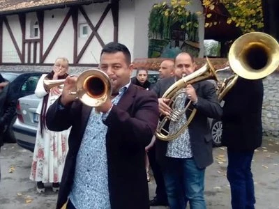 Trubači ispred manastira čekaju završetak obreda crkvenog venčanja Trubači kod manastira