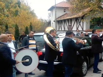 Trubači ispred manastira čekaju završetak obreda crkvenog venčanja Trubači kod manastira