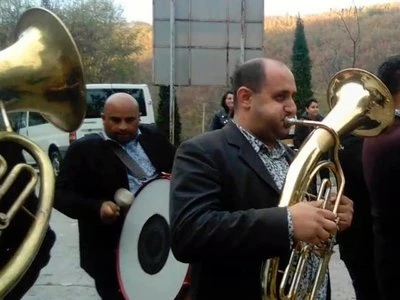 Marko Danić ispred manastira sa trubačima Marko Danić ispred manastira sa trubačima