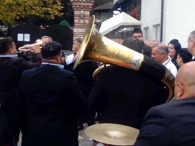 Trubači kod manastira