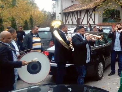 Dočekivanje mladenaca posle venčanja