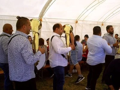 Mala zakuska uz muziku trubača Okupljanje svatova i malo slavlje pod šatrom
