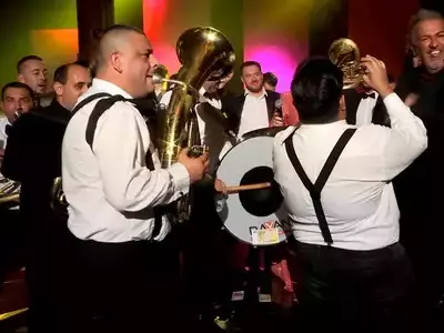 Trubači i bubnjar vesele sve u studiju